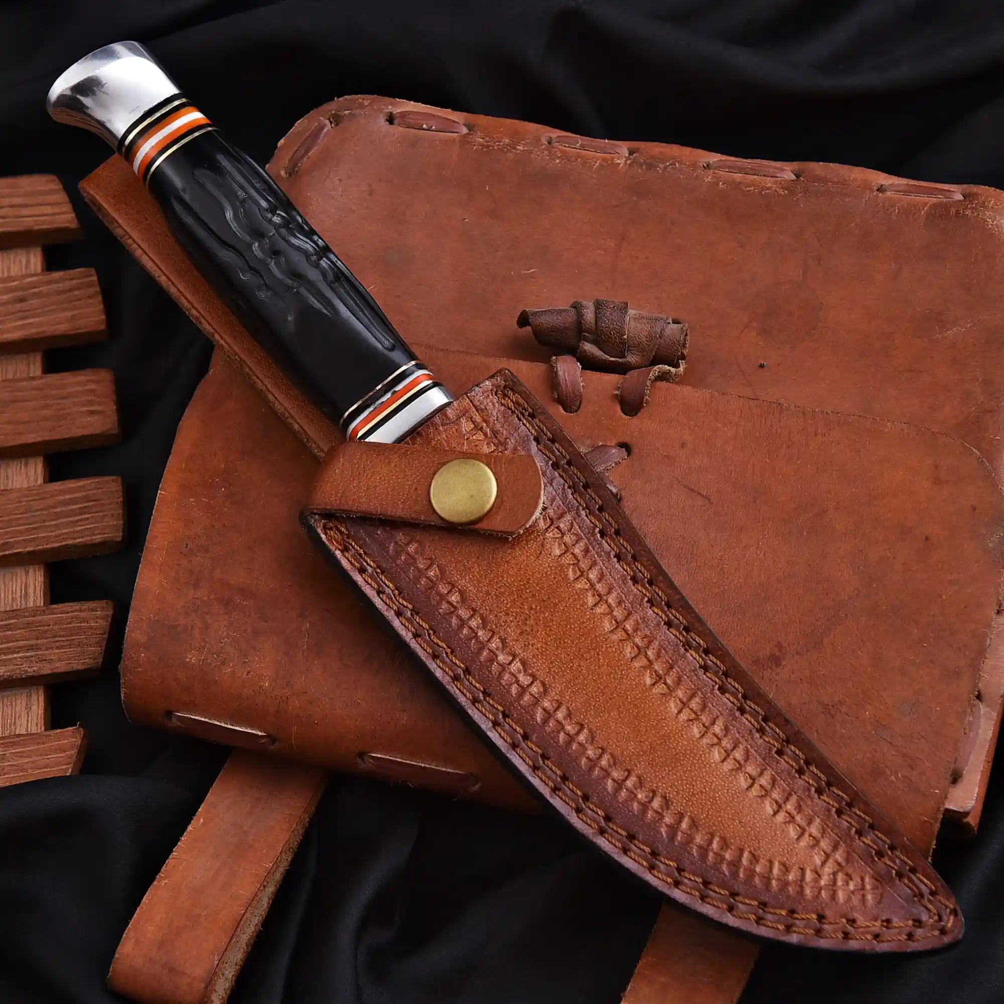 Fixed blade hunting knife with genuine leather sheath